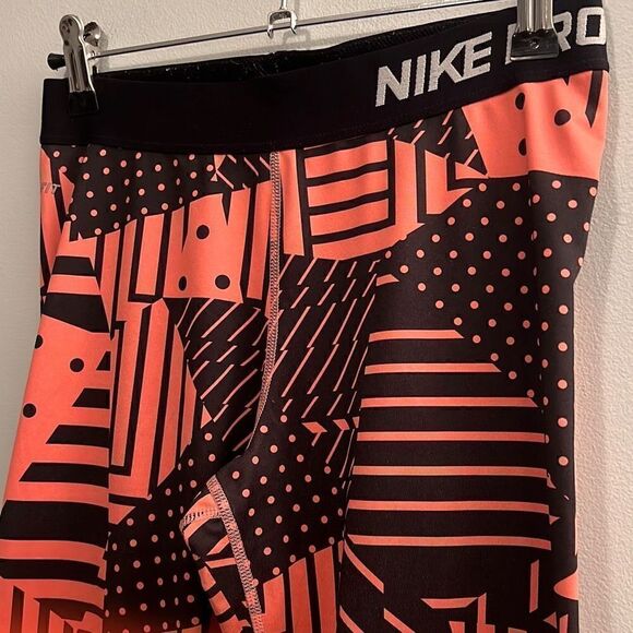 Nike Pro Dri-Fit Women's Athletic Geometric Pattern Crop Leggings - Picture 2 of 6